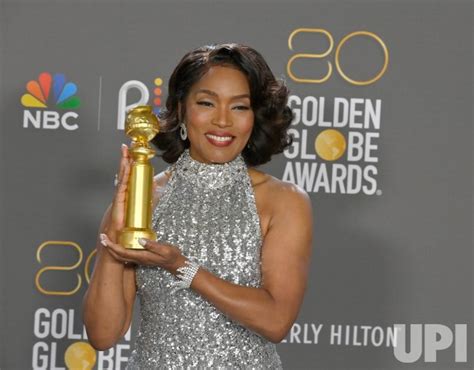 Photo Angela Bassett Wins Best Supporting Actress Award At The Golden