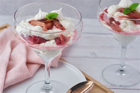 Eton Mess Med Rabarber Nem Opskrift Med Bagte Rabarber