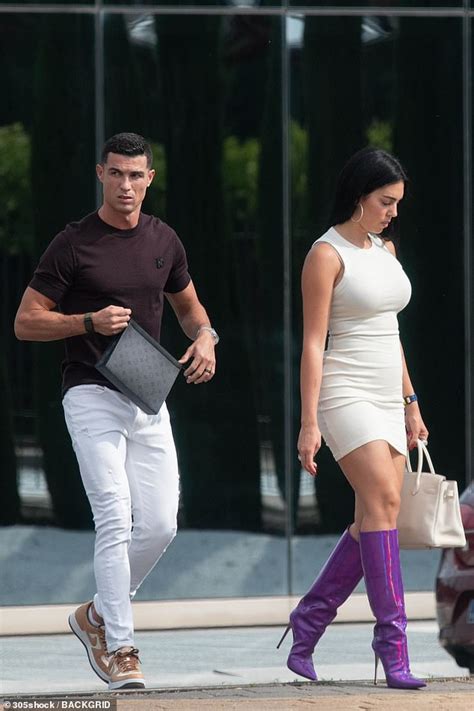 Cristiano Ronaldo S Girlfriend Georgina Rodriguez Dazzles In A Cream