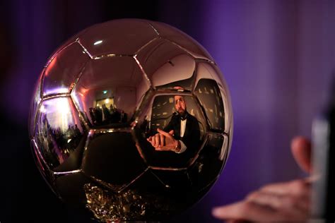 Karim Benzema Wins The 2022 Ballon d'Or Award!