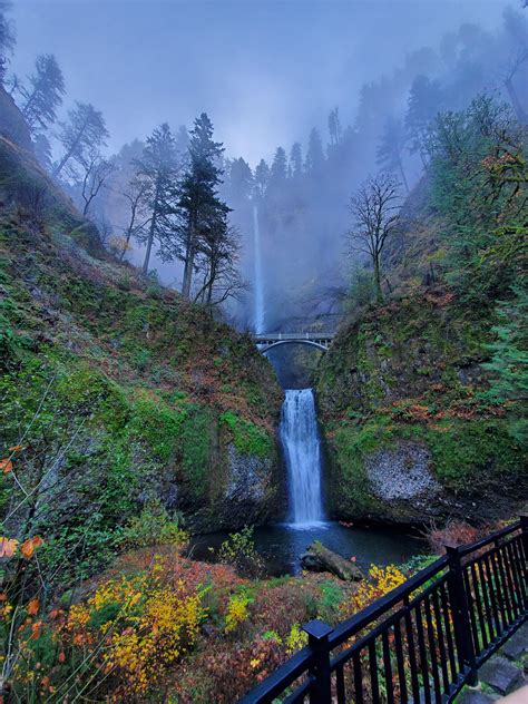 Foggy morning at Multnomah Falls, Oregon, USA : r/hiking