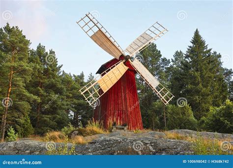 Moinho De Vento De Madeira Tradicional Antigo Em Finlandia Finn