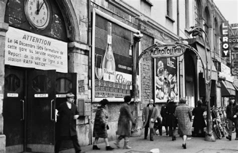 Photos En Noir Et Blanc Capturent Des Sc Nes De Rue De Paris En