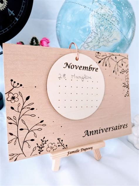 Calendrier des anniversaires en bois gravé sur chevalet bois