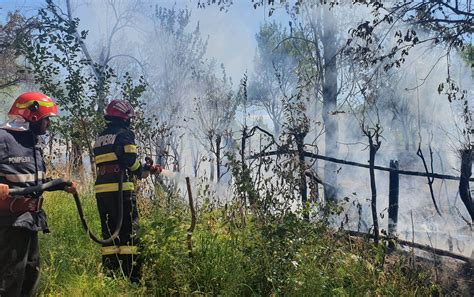 Un bătrân de 89 de ani a suferit arsuri grave după ce a fost prins într