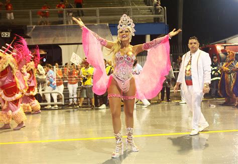 Veja Fotos De Ellen Rocche Rainha De Bateria Da Rosas De Ouro No