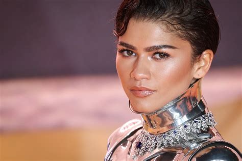 Durchsichtiger Roboter Look Zendaya Begeistert Bei Dune Premiere