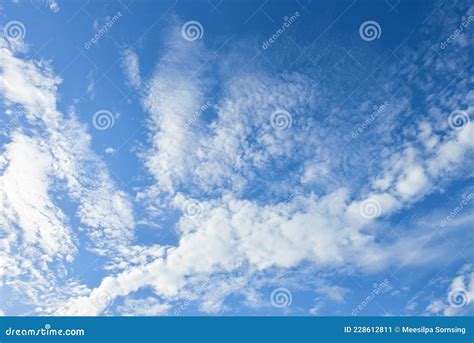 Cielo Azul Y Nubes Blancas Para Fondo Imagen De Archivo Imagen De