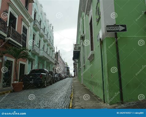 Calle Empedrada Estrecha Con Coches Estacionados A Un Lado En El