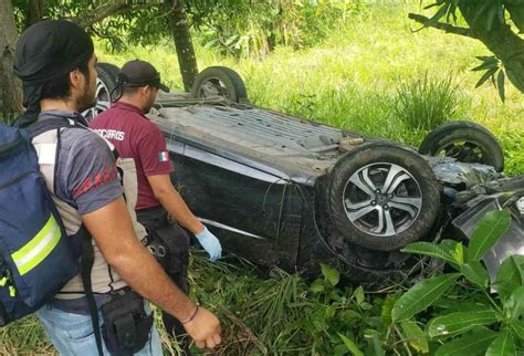 Hombre muere al volcar su vehículo en carretera a Cosamaloapan