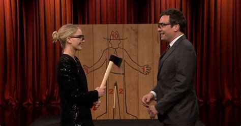 Hachas Voladoras Jennifer Lawrence Y Jimmy Fallon Casi Destrozan Un