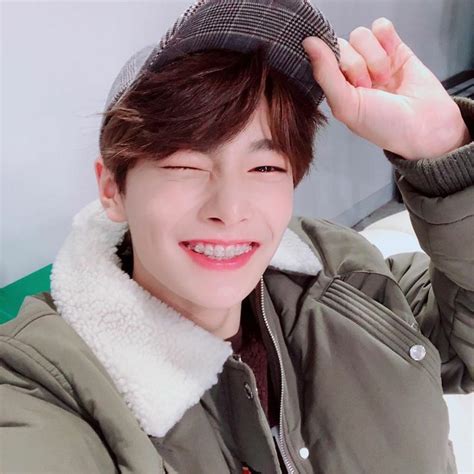 Skz Stray Kids Yang Jeongin Braces In 2020 Kids Braces Stray My