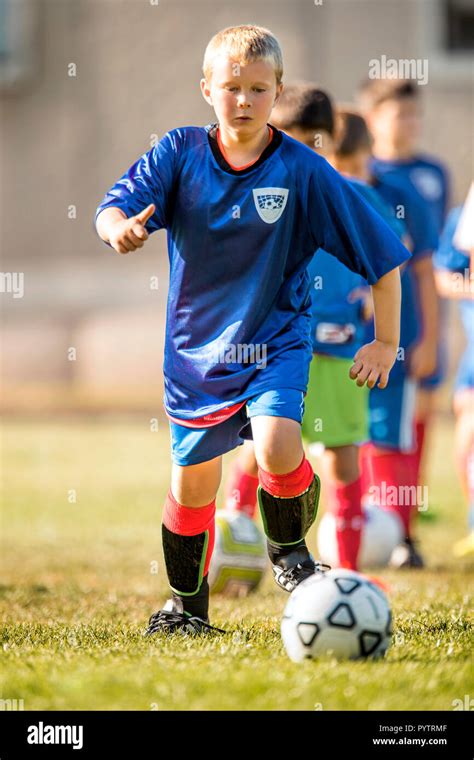 Bambino Che Calcia Un Pallone Da Calcio Immagini E Fotografie Stock Ad