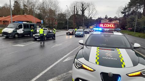 La Guardia Civil Pilla A Tres Personas En A Coru A Conduciendo Sin Carnet