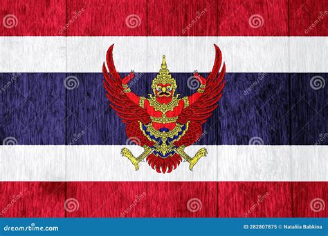 Bandera Y Escudo De Armas Del Reino De Tailandia Sobre Un Fondo