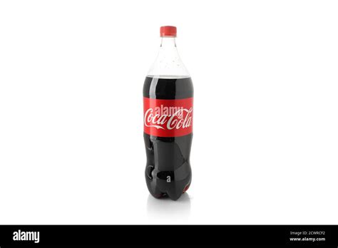 Botella de Coca Cola Bebida carbonatada no alcohólica Sobre fondo