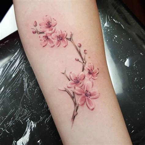 Le Tatouage De Fleurs De Cerisier Est Courant Dans Les Tatouages De