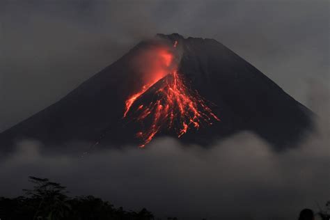 Vulcão Merapi um dos mais ativos do mundo volta a entrar em erupção