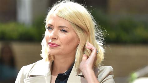 Viewers Concerned As Holly Willoughby Struggles To Speak On This