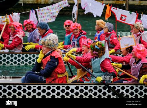 Venezianer Nehmen Am 5 Februar 2023 An Der Maskenparade Auf Dem Canale