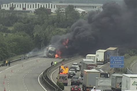 Un camion prend feu sur l A7 l autoroute fermée c est le gros bazar