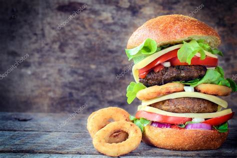 Hamburguesa De Res Y Aros De Cebolla Fotograf A De Stock Uroszunic