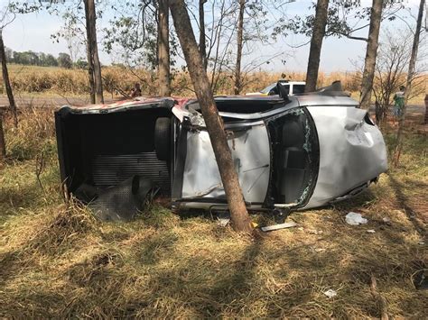 Caminhonete sai da pista e capota em plantação de eucaliptos em Japurá