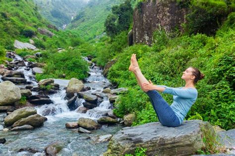 Premium Photo Woman Doing Ashtanga Vinyasa Yoga Asana Navasana Outdoors