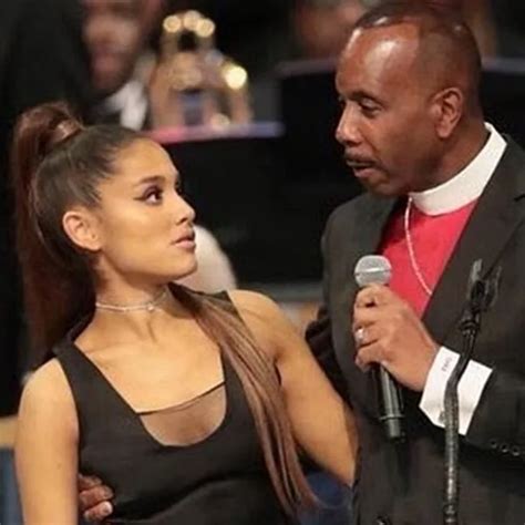 Ariana Grande Fue Acosada Por Un Obispo En El Funeral De Aretha