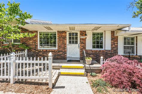 2133 Clyde Park Ave Sw Wyoming Mi 49509 Mls 24029699 Redfin