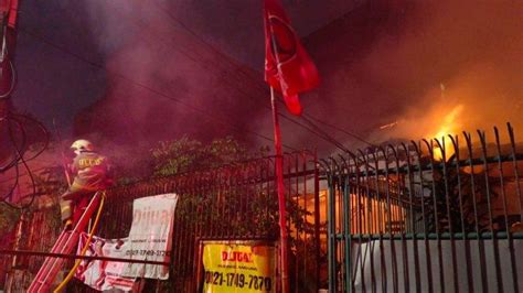 Kebakaran Rumah Padat Hunian Malam Ini Di Sawah Besar Jakpus Diduga