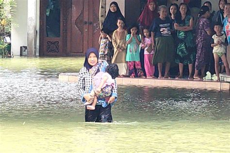 Pmi Salurkan Bantuan Untuk Korban Banjir Di Demak