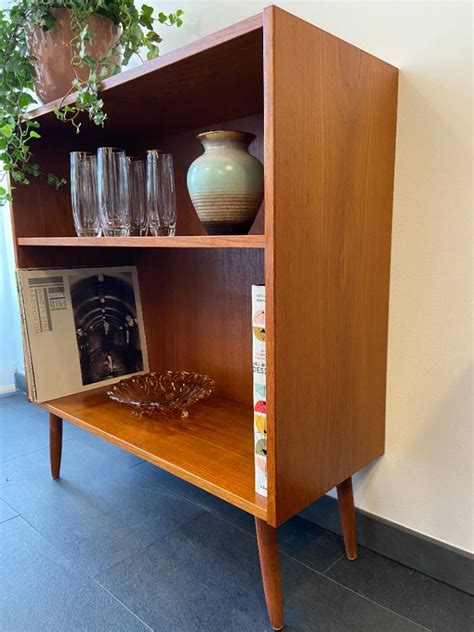 Bekijk Vintage Deense Platen Boekenkast In Teak Op Reliving