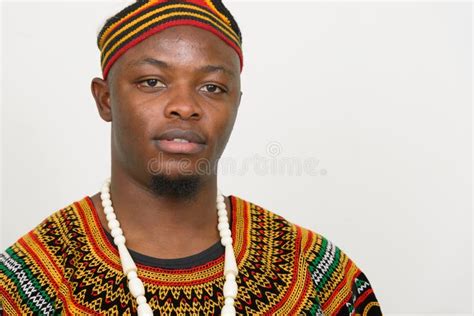 Joven Y Guapo Hombre Africano Vestido Con Ropa Tradicional Imagen De