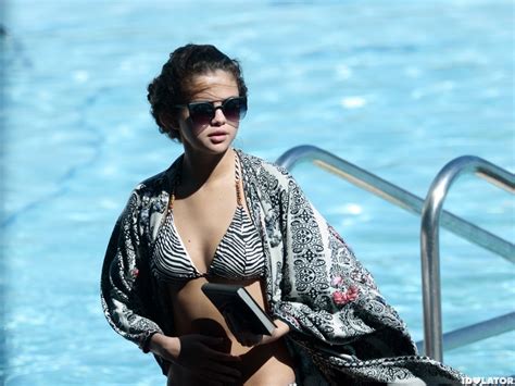 Selena Gomez Flaunts Her Bikini Body Selena Gomez Shows 5 Idolator