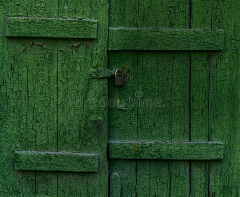 Persianas Cerradas Verdes Antiguas Foto De Archivo Imagen De Pobreza