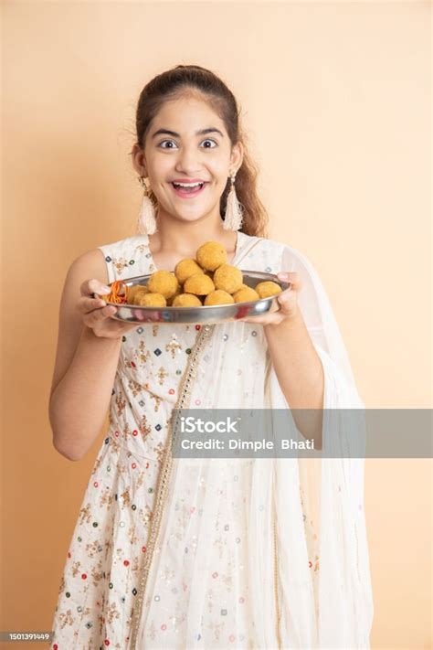 Potret Gadis Remaja India Yang Cantik Memegang Piring Penuh Laddu Atau