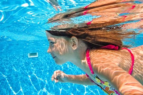 Un Niño Pequeño Nada Bajo El Agua En La Piscina Feliz Bebé Activa Bucea Y Se Divierte Bajo El