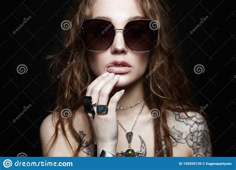 Fille Tatou E Par Beaut En Lunettes De Soleil Et Bijoux Image Stock