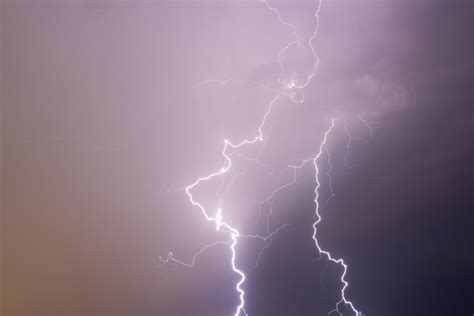 Orages un homme meurt foudroyé sur un parking en Haute Savoie CNEWS