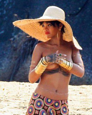 Rihanna Topless Paparazzi Pics See Her Nude Tits And Nipple Slips Porn Pictures Xxx Photos Sex
