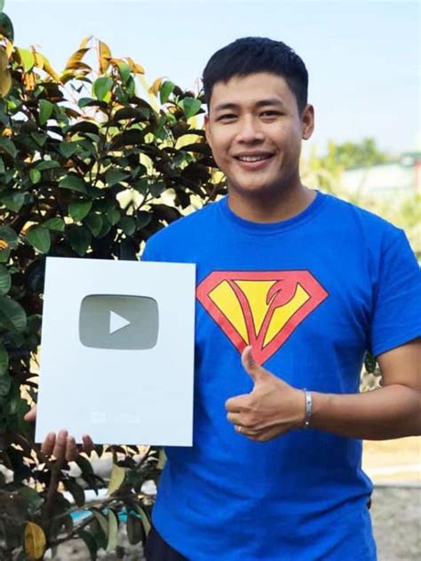 Cuộc sống của Hot boy trà sữa Lê Tấn Lợi sau năm trở thành Quán quân Thách thức danh hài