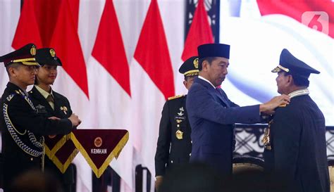 Momen Presiden Jokowi Anugerahkan Kenaikan Pangkat Istimewa Kepada