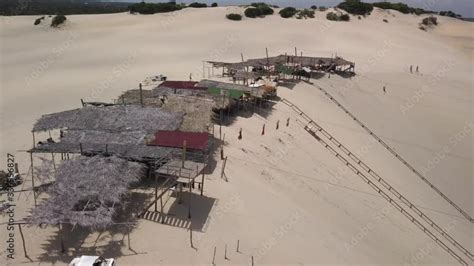 Barracas Da Lagoa Do Skibunda No Parque Das Dunas Em Canoa Quebrada