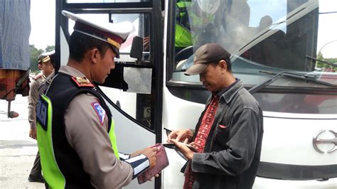 Periksa Kelaikan Satlantas Polres Cimahi Tindak Belasan Bus Dan Truk