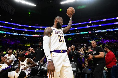 LeBron James Becomes First NBA Player To Score 40 000 Career Points