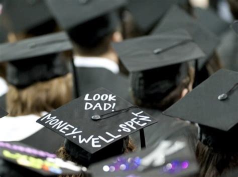 9 Topi Wisuda yang Unik, Lucu, dan Keren