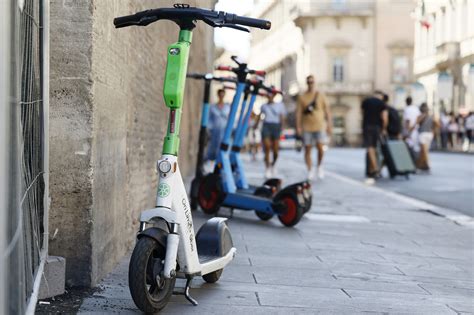 Trento Moto Contro Monopattino Morti Enne E Enne Lapresse