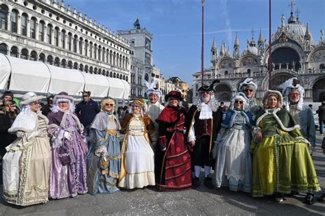 Carnevale Un Marted Grasso Di Sfilate Da Venezia A Viareggio Lapresse