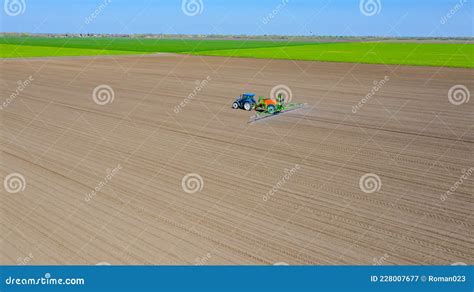 Vista Aérea Sobre Os Tratores Como Campo De Pulverização Herbicida